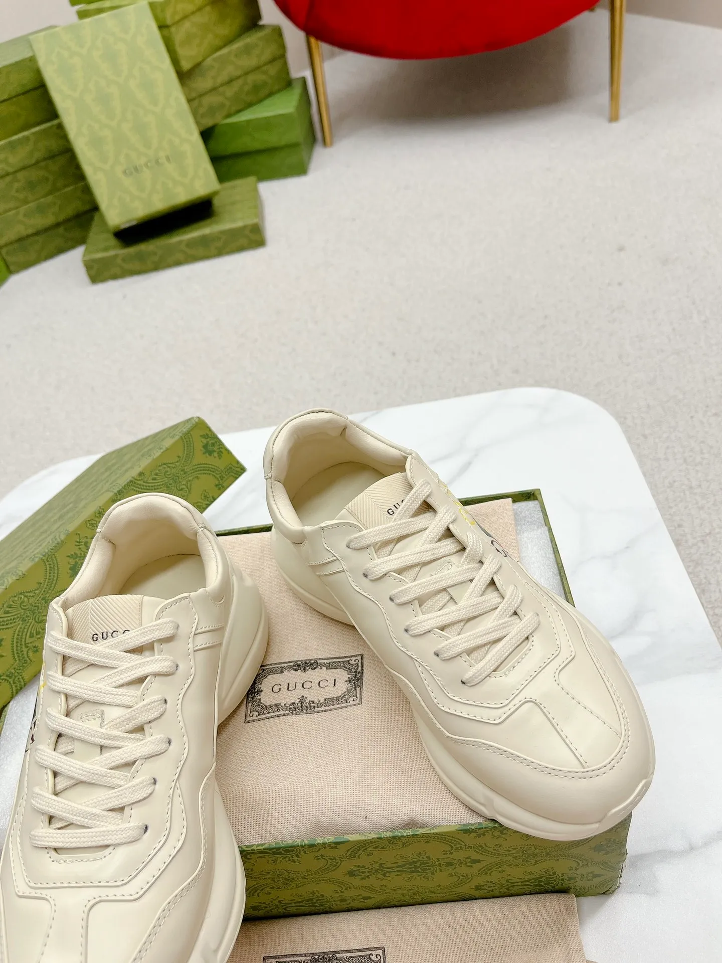 👟👟Ex-factory price 480👟👟Gucci’s top version of couples’ dad shoes series is now available! 🖤 ⚠GG couple’s dad shoes have been very popular in recent years; new colors are updated constantly; new colors are updated, and our home and counters have new ones at the same time. This classic dad shoe is popular among celebrities and Internet celebrities. Anchors and others are sure to plant grass and call ❤ Classic fashion style, distressed leather surface, 5D drawing printing; mixed surface splicing colors, etc... Original customization (off-white eco-friendly cowhide, first layer of cowhide inside), original outsole... Shiny colorful drawings embellish the sides of the shoe body, old color rubbing, package production technology, 1:1 creation / only to make the best shoes. ⚠️ Comes with high-end full package at the counter. …………………………………………………… 👑❥∙Colour: Doraemon model/Mickey Mouse model/Lip model/Donald Duck model/Anchor model/Classic red and green striped logo model/NY letter model/Rainbow letter model/Red ebony cloth model/G letter pink cloth model/North Face joint model/Little Bear model/New blue color model/New orange color model 👑❥∙Size: Women’s model 35-40 Men's 39-44